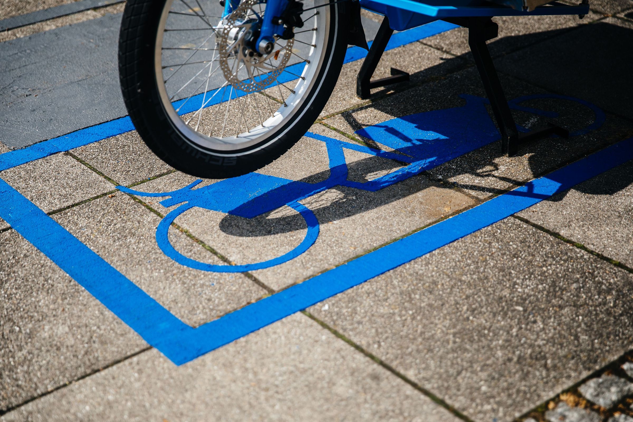 RegioRadStuttgart cargo pedelec on blue floor marking of the parking place