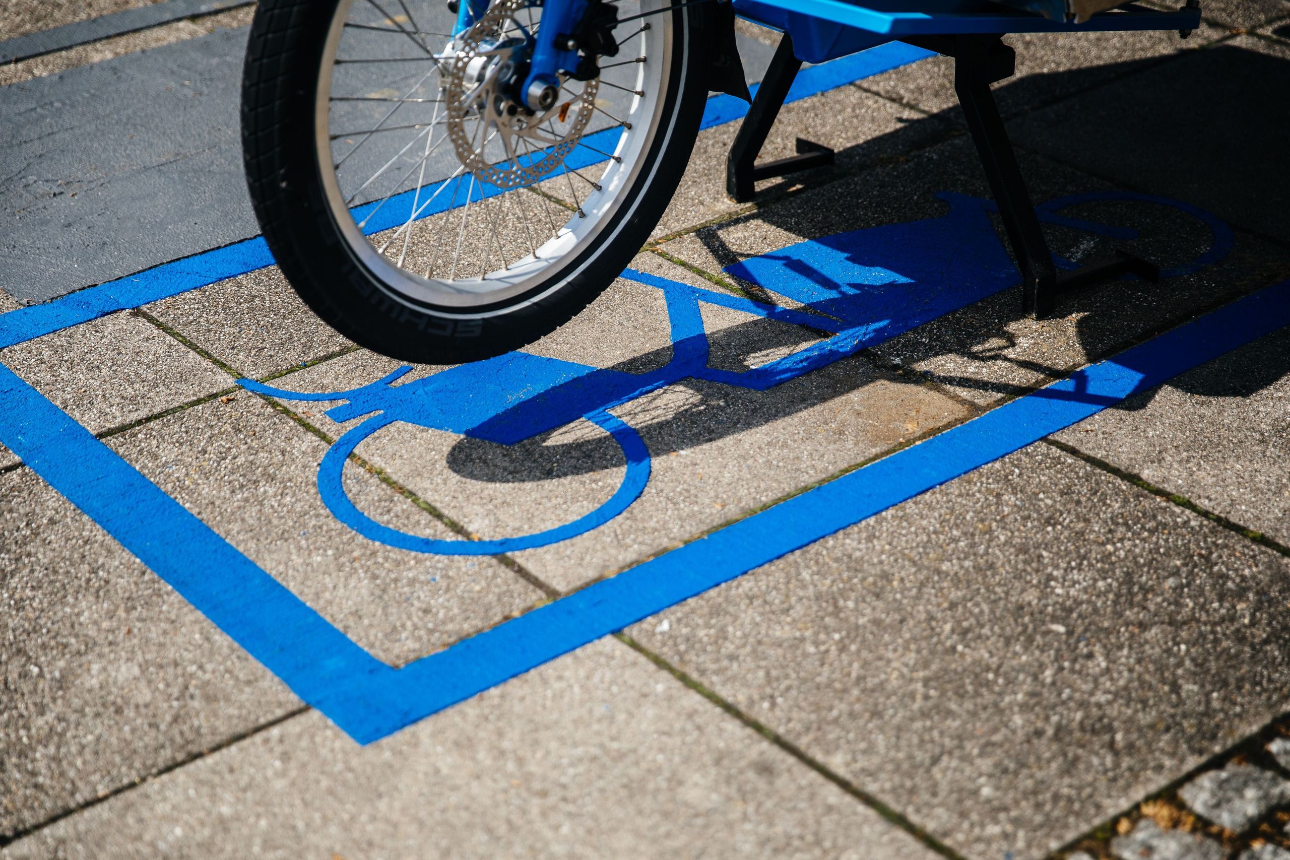 RegioRadStuttgart Lastenpedelec steht auf blauer Bodenmarkierung des Abstellplatzes
