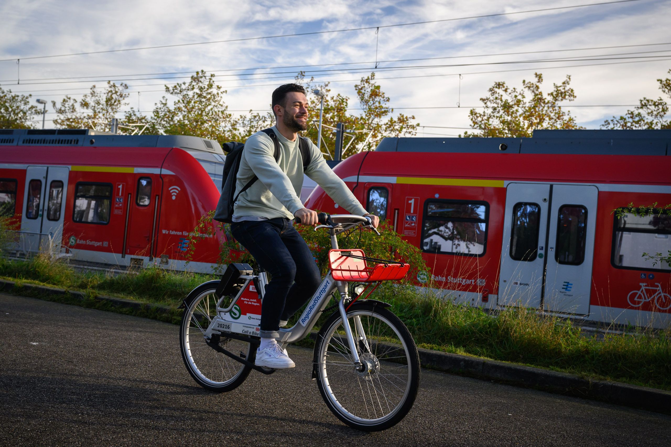 Ein Mann fährt mit einem RegioRad neo