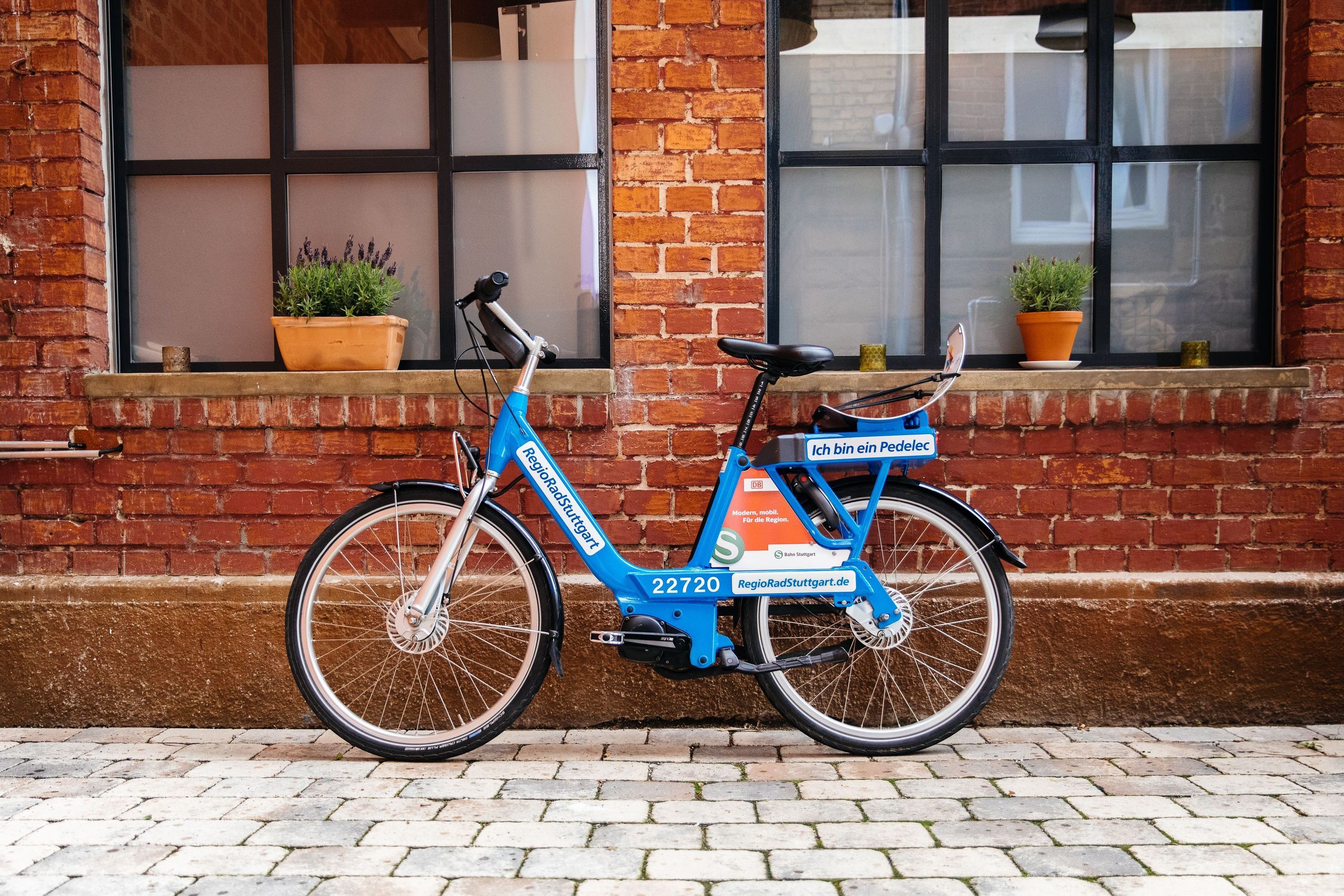 RegioRadStuttgart Pedelec an Hauswand angelehnt